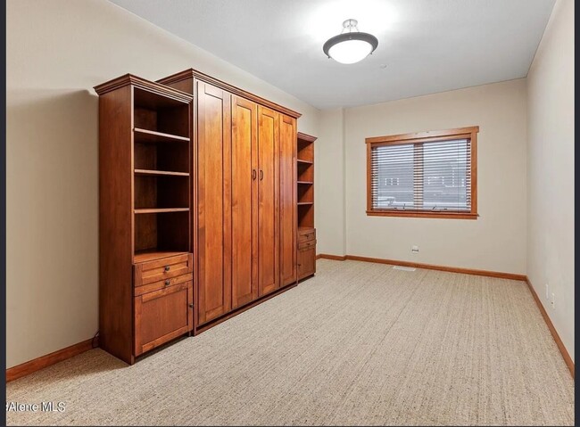 Building Photo - Executive Townhome - Walking distance to C...