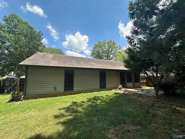 Building Photo - 136 Hollington Dr NE
