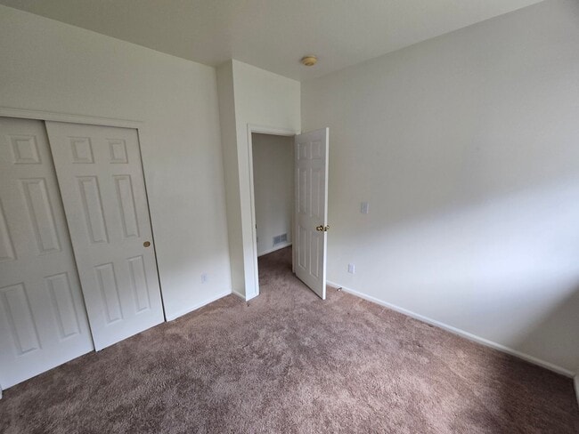 Building Photo - Great 3 bedroom townhome