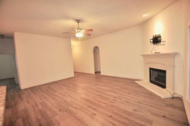 Building Photo - FOR LEASE! (Available October 20th) Spacio...