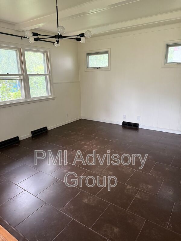 Building Photo - 118 SW Broadmoor Ave