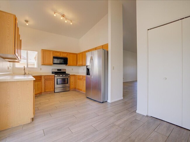 Building Photo - 3 Bed/2 Bath- GREAT Location Near Downtown