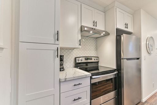 Building Photo - Beautiful top floor 1 bedroom 1 bathroom apartment on Lower Queen Anne
