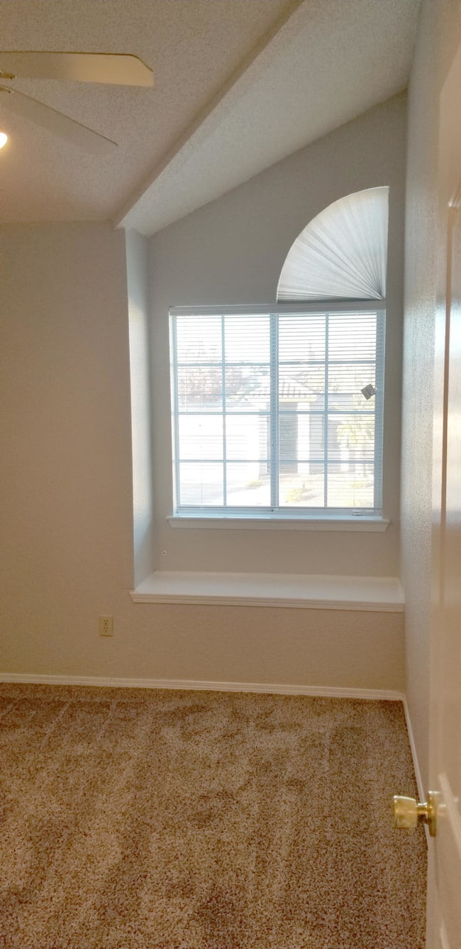 Building Photo - 6928 Crown Ridge Dr