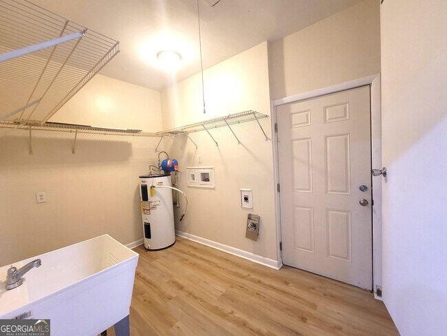 Building Photo - 421 Willow Ave