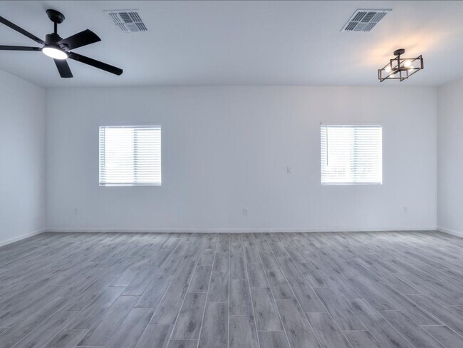 Building Photo - 1603 S Van Buren Ave