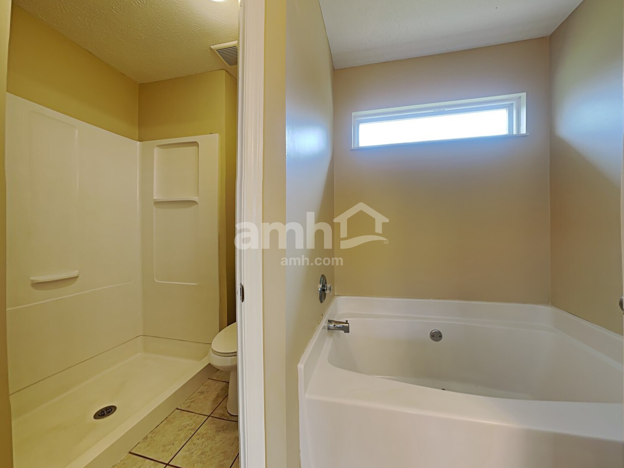 Building Photo - 3679 Shorewood Dr