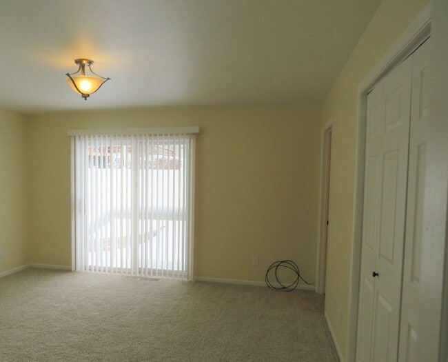 Building Photo - 5 Bed/ 3 Bath/ 3 Car Garage Gorgeous Executive Home in Coveted Castlewood Subdivision