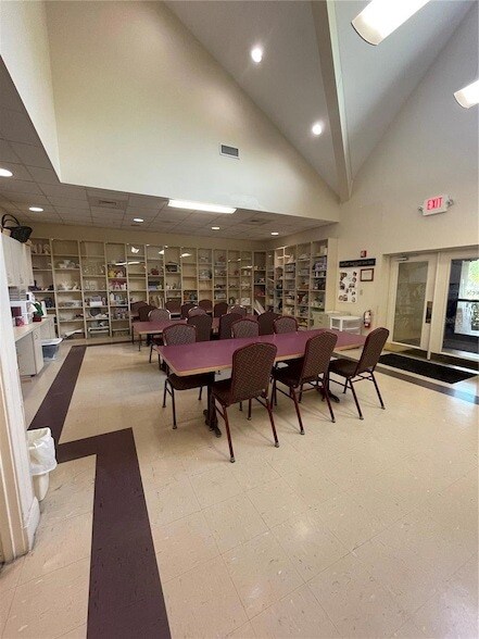 Building Photo - 11240 Hollander Ave
