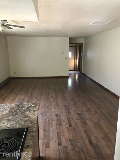 Building Photo - 3 br, 1 bath  - 1033 College St N  upper unit