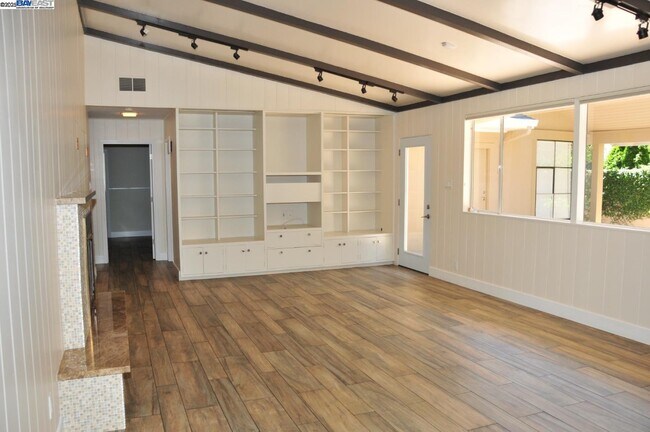 Building Photo - 802 Center Dr