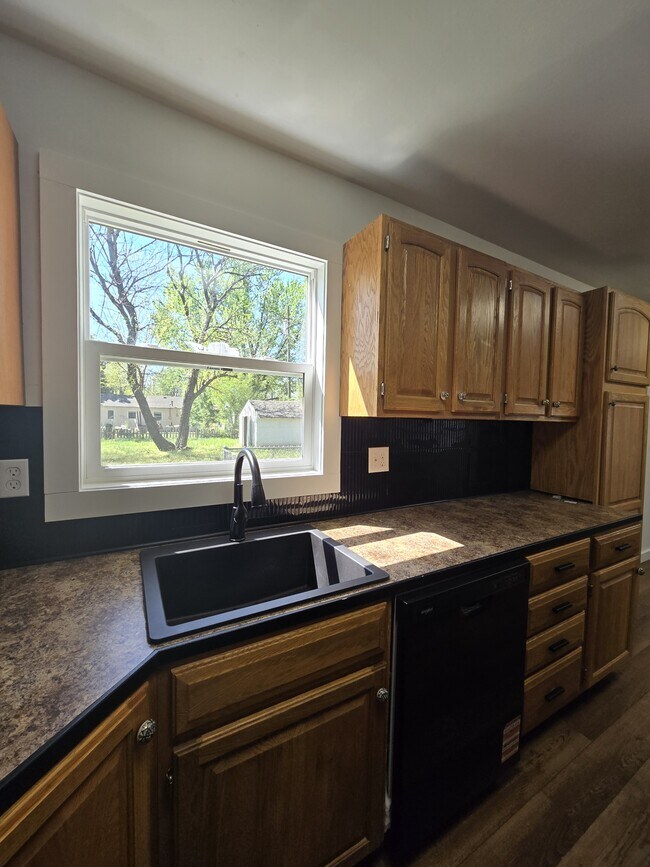 Building Photo - 1121 Luther E