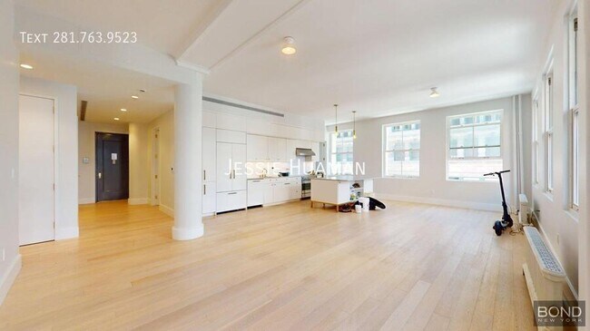 Building Photo - 452 Broome St
