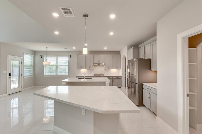 Building Photo - 5520 La Canada Wy