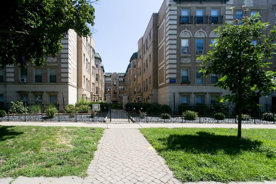 Building Photo - 4232 N Paulina