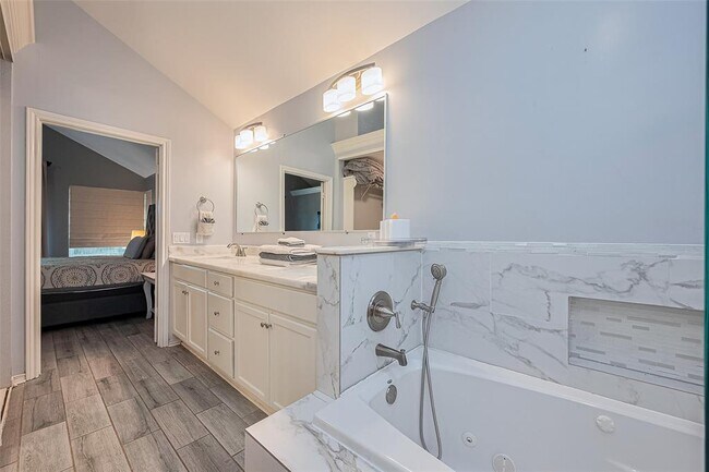 Building Photo - 8711 Pines Pl Dr