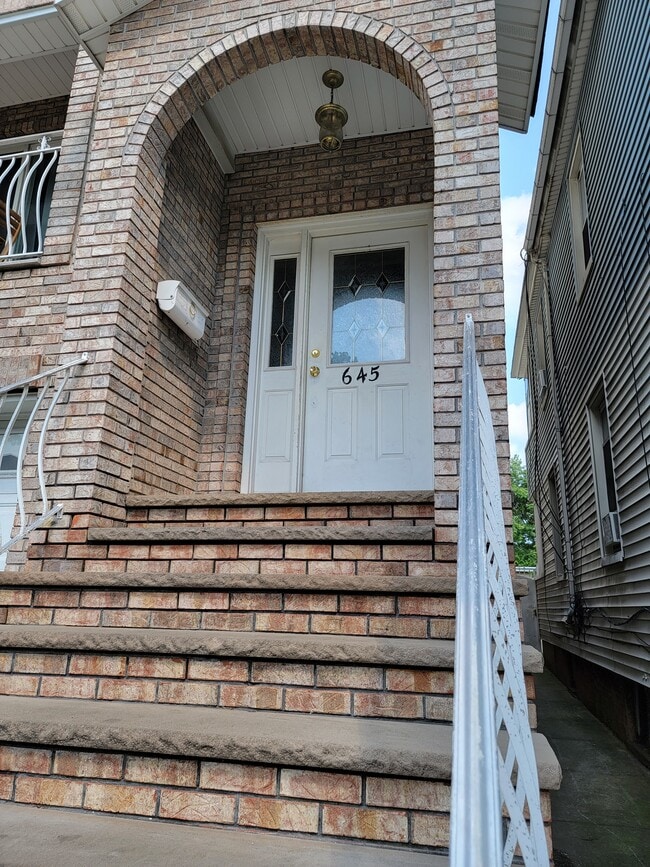 Building Photo - 645 Jackson Ave