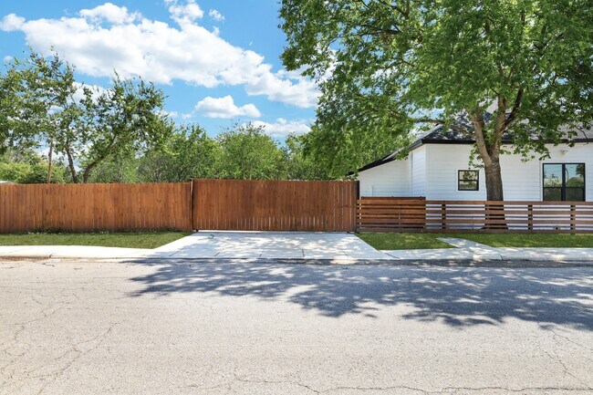 Building Photo - 2425 Monterey St