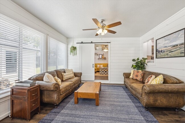 Building Photo - 711 S Tesch St