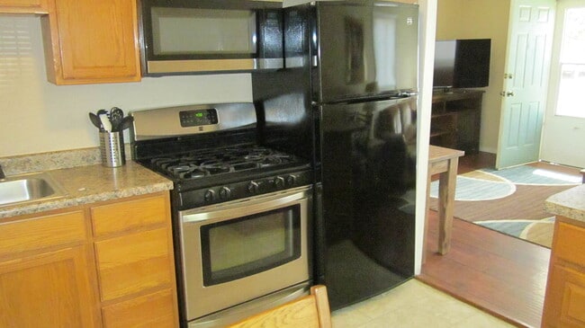 Building Photo - Lovely Fully Furnished 2 bed, 1 bath home