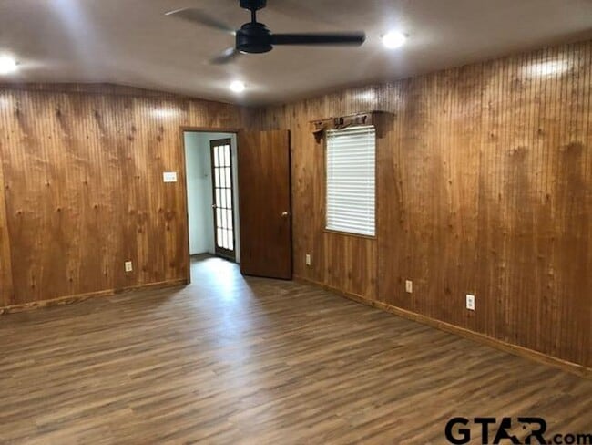 Building Photo - Cozy and affordable!
