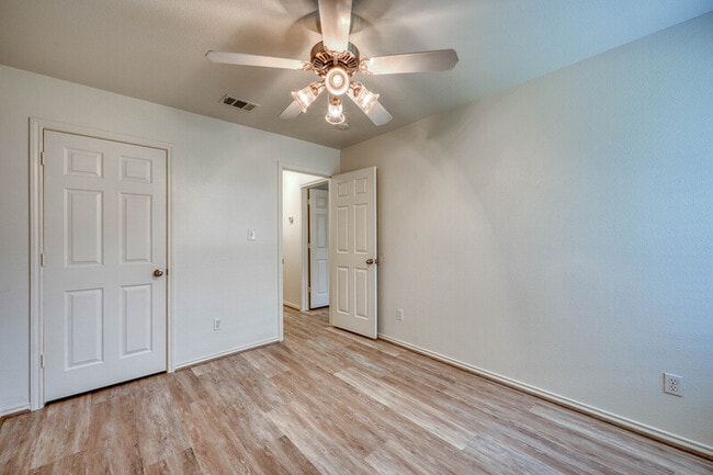 Building Photo - 1511 N Claremont Cir