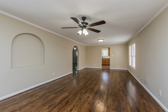 Building Photo - 730 E 8th St