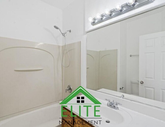 Building Photo - **Spacious 4-Bedroom, 2.5-Bath Home with L...