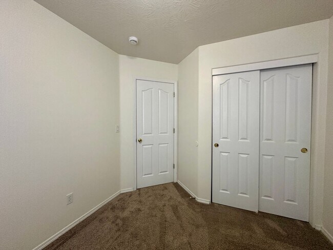 Building Photo - Large Three Bedroom Duplex in Keizer