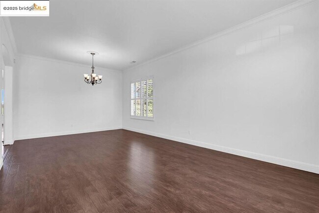 Building Photo - 909 Suntan Ln