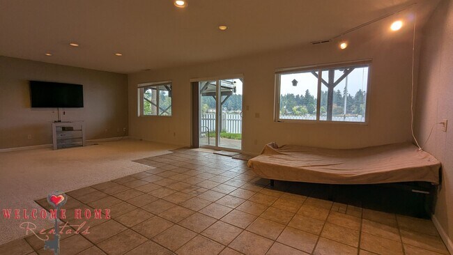 Building Photo - Huge waterfront home, fully furnished, boa...