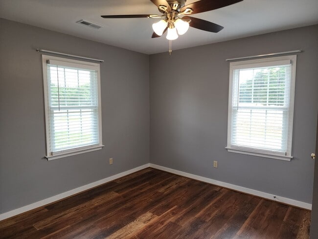 Building Photo - 3 Bedroom 2 Bath Brick Rancher in Mechanic...