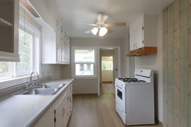 Building Photo - 2069 Holly St