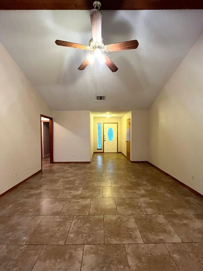 Building Photo - 917 Seminole Dr