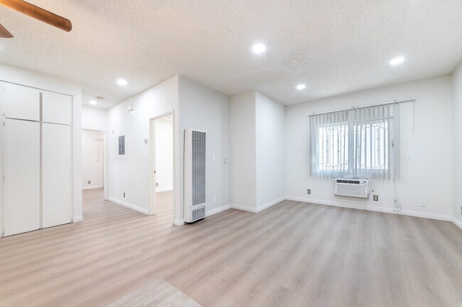 Building Photo - 1138 Grand View S St