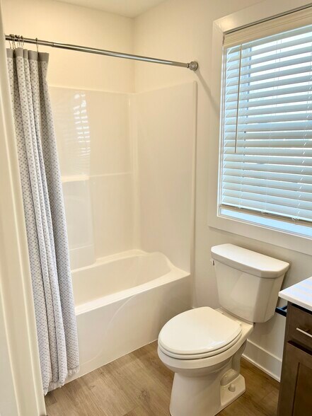 Building Photo - 109 Cedar Dr