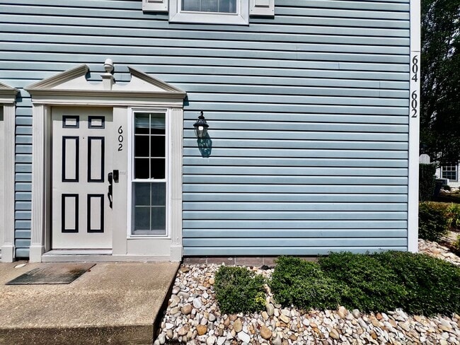 Building Photo - Gorgeous end unit condo