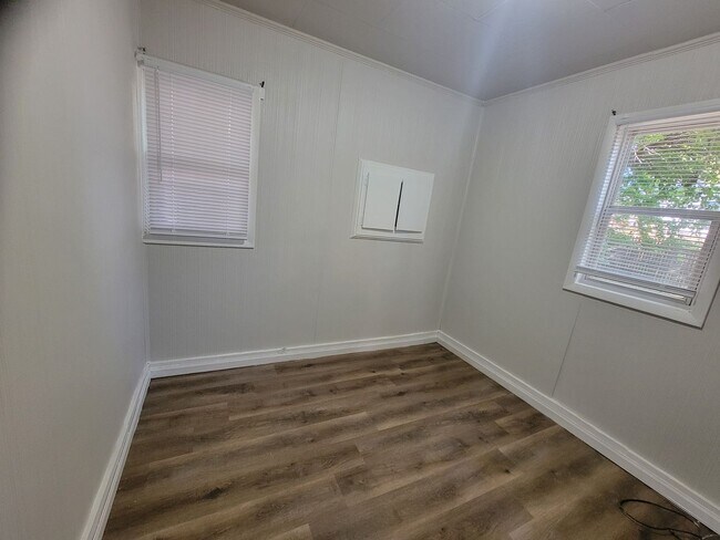 Building Photo - Cute 2 Bedroom / 1 BA AVAILABLE NOW!