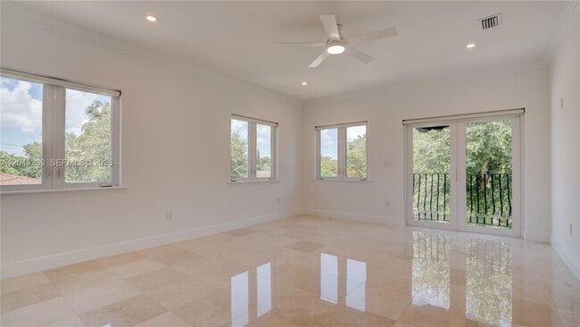 Building Photo - 500 SW 51st Ct
