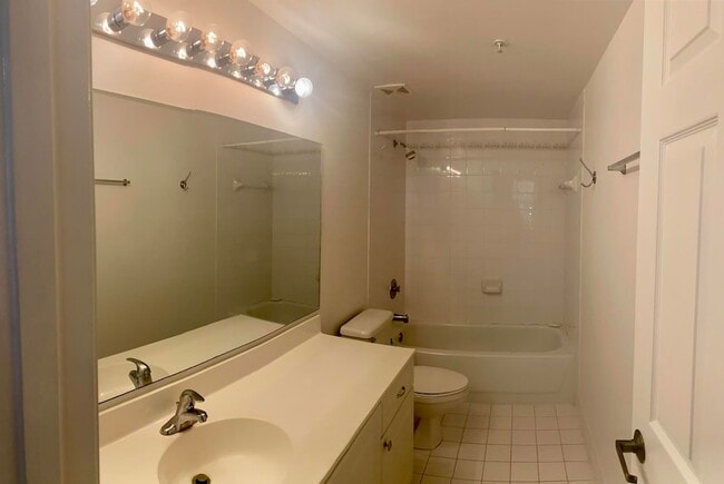 Building Photo - 725 SW 148th Ave