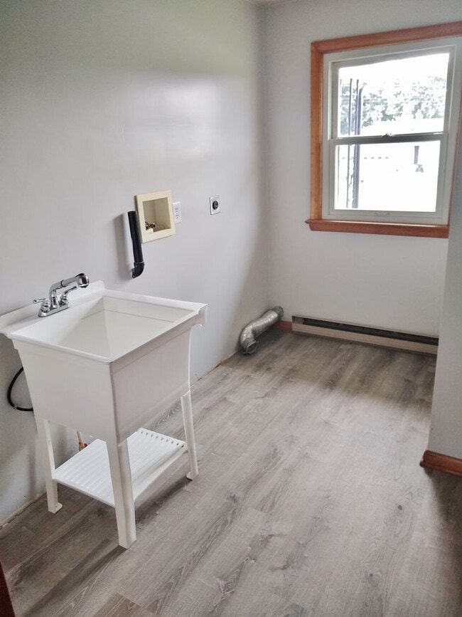 Building Photo - 2 Bed / 1-1/2 Bath Single Family Home