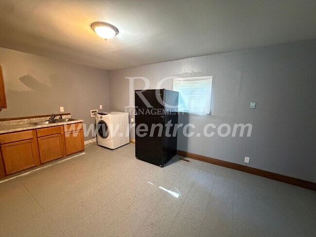 Building Photo - 907 Moore-