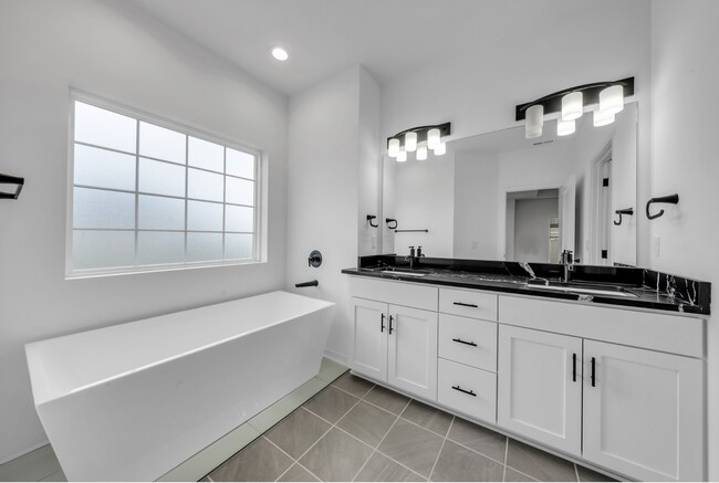 Building Photo - Modern Duplex with Spacious Design & Upsca...
