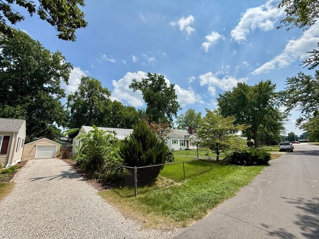 Building Photo - 2 Bed / 1 Bath House with lots of Features...