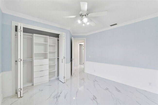 Building Photo - 410 Sabal Way