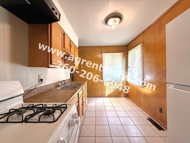 Building Photo - 2 Bedroom House