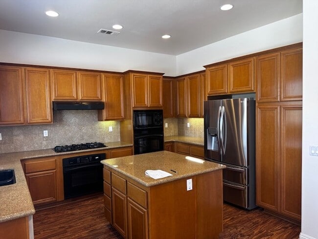 Building Photo - Excellent Extended Family home!