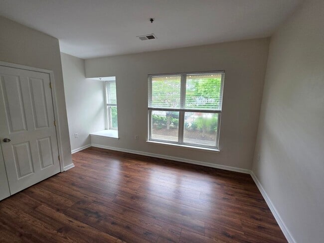 Building Photo - 2 Bedroom/2.5 Bathroom Townhome in First W...