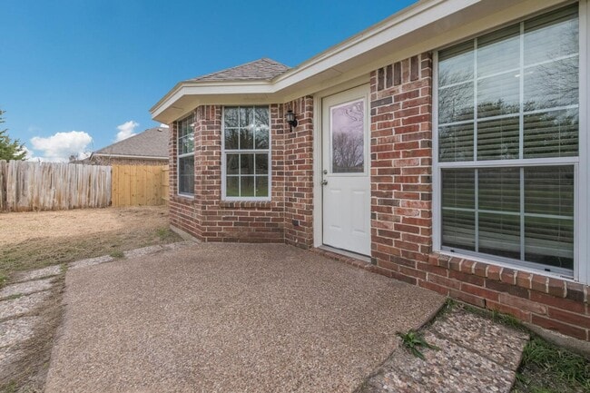 Building Photo - Midway ISD Country Home