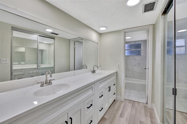 Building Photo - 4050 NW 42nd Ave